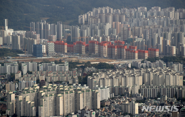 [서울=뉴시스] 박미소 기자 = 14일 오후 서울 송파구 롯데월드타워 서울스카이에서 서울 시내의 아파트가 보이고 있다. 2020.10.14. misocamera@newsis.com