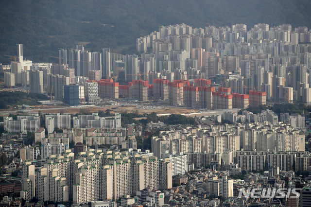 [서울=뉴시스] 박미소 기자 = 홍남기 경제부총리가 제8차 부동산시장 점검 관계장관회의에서 임대차법 시행 이후 진행되고 있는 전세난을 시인한 가운데 14일 오후 서울 송파구 롯데월드타워 서울스카이에서 서울 시내의 아파트가 보이고 있다. 2020.10.14.  misocamera@newsis.com