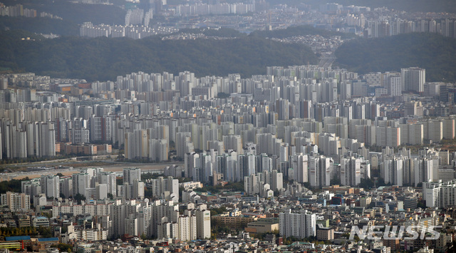 [서울=뉴시스] 박미소 기자 = 홍남기 경제부총리가 제8차 부동산시장 점검 관계장관회의에서 임대차법 시행 이후 진행되고 있는 전세난을 시인한 가운데 14일 오후 서울 송파구 롯데월드타워 서울스카이에서 서울 시내의 아파트가 보이고 있다. 2020.10.14.&nbsp; misocamera@newsis.com
