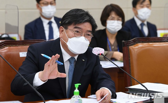[서울=뉴시스]전진환 기자 = 김용진 국민연금공단 이사장이 14일 국회에서 열린 보건복지위원회의 국민연금공단에 대한 국정감사에서 의원 질의에 답변하고 있다. (공동취재사진) 2020.10.14.&nbsp; photo@newsis.com
