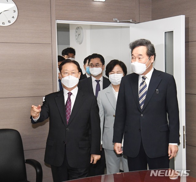 [과천=뉴시스] 국회사진기자단 = 이낙연 더불어민주당 대표, 추미애 법무부 장관이 14일 오후 정부과천청사에 마련된 공수처 입주청사를 방문해 남기명 공수처설립 준비단장으로부터 시설물 설명을 듣고 있다. 2020.10.14.&nbsp; photo@newsis.com