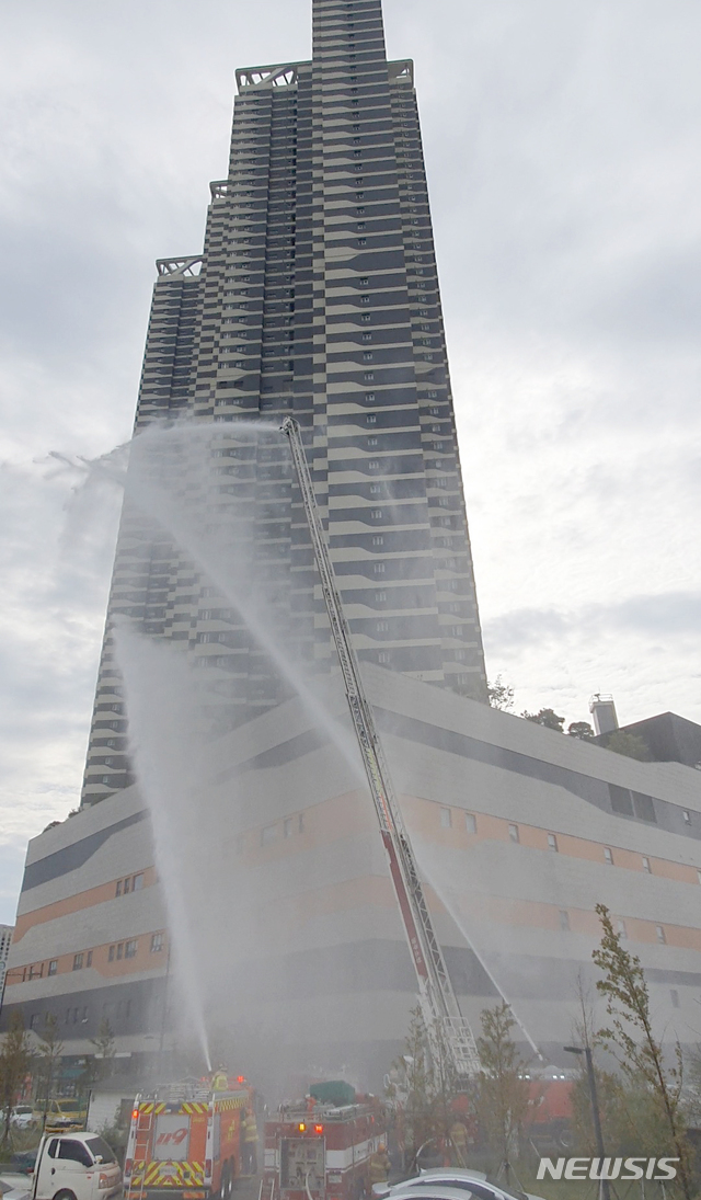 [광주=뉴시스] 지난달 14일 오전 광주 서구 광천동의 한 초고층 주상복합건물에서 화재 대응 적응훈련을 하고 있다. (사진= 뉴시스 DB) photo@newsis.com