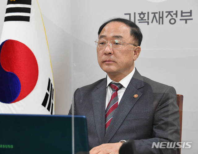 [서울=뉴시스] 박민석 기자 = 홍남기 경제부총리 겸 기획재정부 장관이 지난 14일 서울 종로구 정부서울청사에서 화상으로 열린 '제4차 G20 재무장관·중앙은행총재 회의'에 참석하고 있다. (사진=기획재정부 제공) 2020.10.15. photo@newsis.com