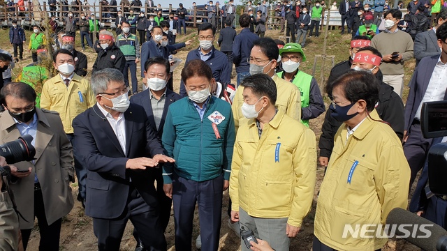  [영주=뉴시스] 김진호 기자 = 영주댐 주차장에서 15일 열린 '영주댐 방류 저지 결의대회'에서 단체장들이 대화를 나누고 있다. 왼쪽부터 김학동 예천군수, 이철우 경북도지사, 장욱현 영주시장, 권영세 안동시장. 2020.10.15 kjh9326@newsis.com