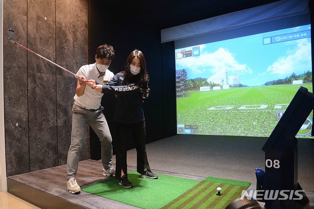 [부산=뉴시스] 오는 26일 부산 롯데백화점 광복점에서 문을 여는 골프존 기준 전국 최대 규모의 실내골프 연습장인 'GDR 아카데미'. (사진=롯데백화점 제공)