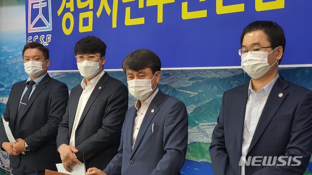 [창원=뉴시스] 강경국 기자 = 경남시민주권연합 관계자들이 15일 창원시청 프레스센터에서 진해웅동지구 개발 사업 특혜 의혹 기자회견을 갖고 있다. 2020.10.15. kgkang@newsis.com