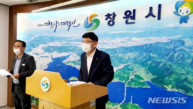 [창원=뉴시스] 강경국 기자 = 김성호 경남 창원시 해양항만수산국장이 15일 창원시청 프레스센터에서 경남시민주권연합의 진해웅동지구 개발 사업 특혜 의혹 기자회견에 대해 반박 기자회견을 갖고 있다. 2020.10.15.kgkang@newsis.com