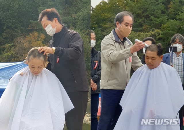 [영주=뉴시스] 김진호 기자 = '영주댐 방류 저지 결의대회'에서 이정필(왼쪽) 영주댐 협의체 위원과 이상근 영주시의회 의원이 삭발식을 하고 있다. 2020.10.15 kjh9326@newsis.com