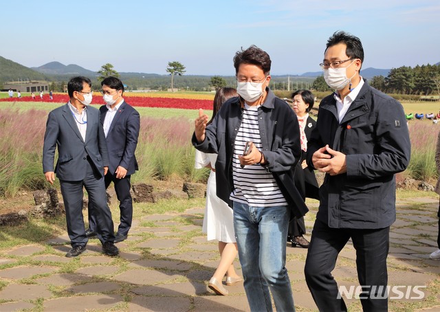 고영권 제주도 정무부지사(오른쪽)가 15일 오후 서귀포시 표선면에 있는 제주 6차 산업 인증업체 보롬왓을 둘러보고 있다