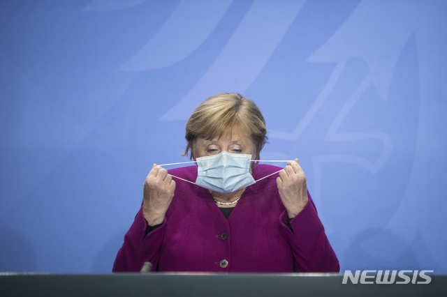 [베를린=AP/뉴시스] 앙겔라 메르켈 독일 총리는 17일(현지시간) 공개된 주간 화상 연설에서 "앞으로 수일이 우리의 겨울을 결정한다"며 철저한 방역을 당부했다. 사진은 지난 14일(현지시간) 베를린에서 16개 주 총리와의 긴급회의를 마친 후 기자회견을 시작하는 메르켈 총리의 모습. 2020.10.17.