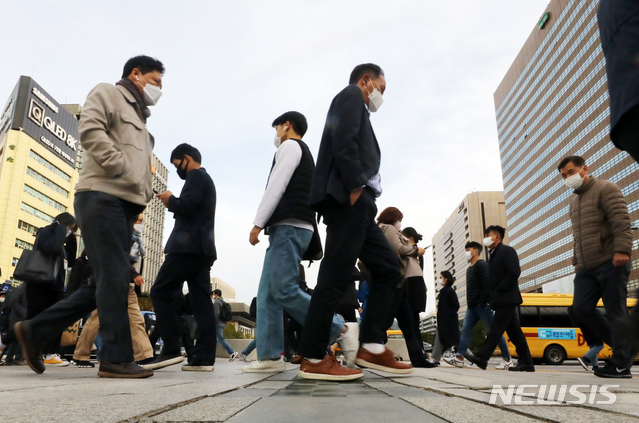 [서울=뉴시스]배훈식 기자 = 서울 아침 최저기온 6도로 올 가을들어 가장 쌀쌀한 날씨를 보인 지난 15일 오전 서울 종로구 세종대로사거리에서 두꺼운 옷차림의 시민들이 출근길 발걸음을 서두르고 있다. 2020.10.15. dahora83@newsis.com