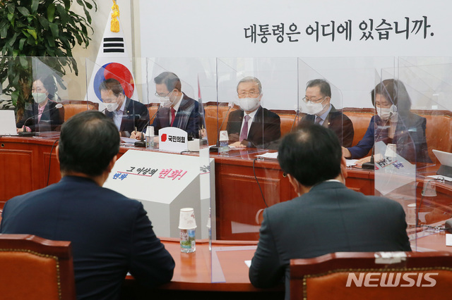 [서울=뉴시스] 전진환 기자 = 김종인 국민의힘 비상대책위원장이 15일 오전 서울 여의도 국회에서 열린 비상대책위원회의에서 모두발언을 하고 있다. (공동취재사진) 2020.10.15. photo@newsis.com