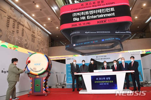 [서울=뉴시스]사진공동취재단 = 빅히트엔터테인먼트 코스피 상장 첫날인 15일 서울 여의도 한국거래소 1층 로비에서 방시혁 빅히트 엔터테인먼트 의장이 기념북을 치고 있다. 2020.10.15.&nbsp; photo@newsis.com