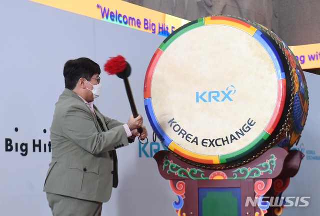 [서울=뉴시스]사진공동취재단 = 빅히트엔터테인먼트 코스피 상장 첫날인 15일 서울 여의도 한국거래소 1층 로비에서 방시혁 빅히트 엔터테인먼트 의장이 기념북을 치고 있다. 2020.10.15.&nbsp; photo@newsis.com
