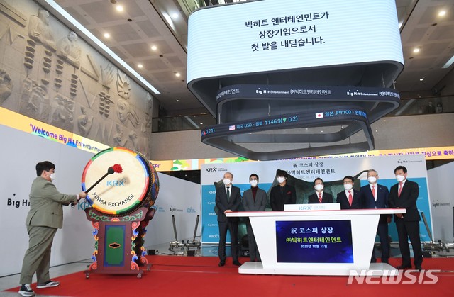 [서울=뉴시스]사진공동취재단 = 빅히트엔터테인먼트 코스피 상장 첫날인 15일 서울 여의도 한국거래소 1층 로비에서 방시혁 빅히트 엔터테인먼트 의장이 기념북을 치고 있다. 2020.10.15.&nbsp; photo@newsis.com