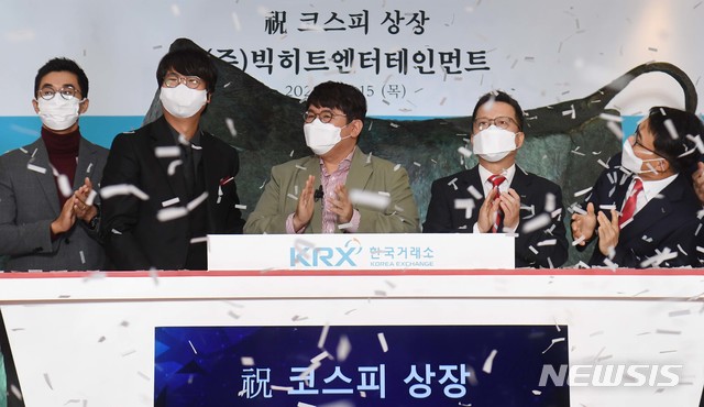 [서울=뉴시스]사진공동취재단 = 빅히트엔터테인먼트 코스피 상장 첫날인 15일 서울 여의도 한국거래소 1층 로비에서 빅히트의 상장 기념식이 열리고 있다. 왼쪽부터 박지원 빅히트 엔터테인먼트 HQ CEO, 윤석준 빅히트 엔터테인먼트 Global CEO, 방시혁 빅히트 엔터테인먼트 의장, 정지원 한국거래소 이사장, 임재준 한국거래소 유가증권시장본부장. 2020.10.15.&nbsp; photo@newsis.com