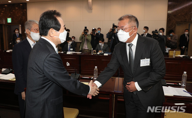 [서울=뉴시스] 이영환 기자 = 정세균(왼쪽) 국무총리와 정의선 현대자동차그룹 회장이 15일 서울 종로구 정부서울청사에서 열린 제2차 수소경제위원회에 참석해 악수를 하고 있다.(공동취재사진) 2020.10.15. photo@newsis.com