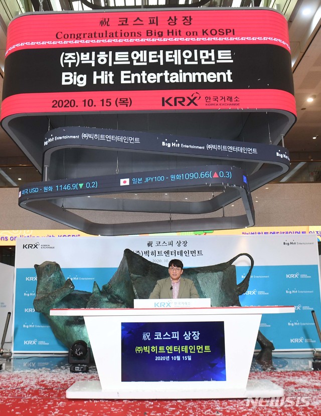 [서울=뉴시스]사진공동취재단 = 빅히트엔터테인먼트 코스피 상장 첫날인 15일 서울 여의도 한국거래소 1층 로비에서 방시혁 빅히트 엔터테인먼트 의장이 기념사를 하고 있다. 2020.10.15. photo@newsis.com