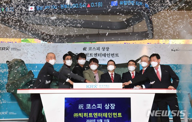 [서울=뉴시스]사진공동취재단 = 빅히트엔터테인먼트 코스피 상장 첫날인 15일 서울 여의도 한국거래소 1층 로비에서 빅히트의 상장 기념식이 열리고 있다. 왼쪽부터 박태진 제이피모간 서울지점 대표이사, 박지원 빅히트 엔터테인먼트 HQ CEO, 윤석준 빅히트 엔터테인먼트 Global CEO, 방시혁 빅히트 엔터테인먼트 의장, 정지원 한국거래소 이사장, 임재준 한국거래소 유가증권시장본부장, 라성채 한국거래소 유가증권시장본부장보. 2020.10.15.  photo@newsis.com
