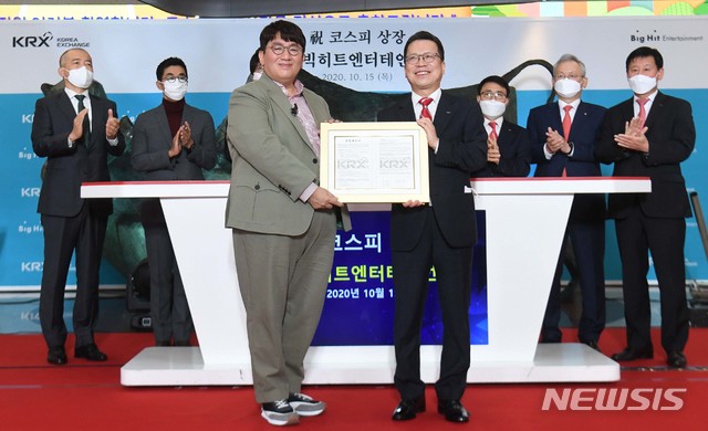[서울=뉴시스]사진공동취재단 = 빅히트엔터테인먼트 코스피 상장 첫날인 15일 서울 여의도 한국거래소 1층 로비에서 열린 빅히트의 상장 기념식에서 방시혁 빅히트 엔터테인먼트 의장과 정지원 한국거래소 이사장이 기념촬영을 하고 있다. 2020.10.15.&nbsp; photo@newsis.com