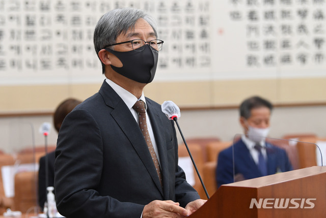 [서울=뉴시스] 전진환 기자 = 최재형 감사원장이 15일 국회에서 열린 법제사법위원회의 감사원에 대한 국정감사에서 주요 업무현황 보고를 하고 있다. (공동취재사진) 2020.10.15.&nbsp; photo@newsis.com