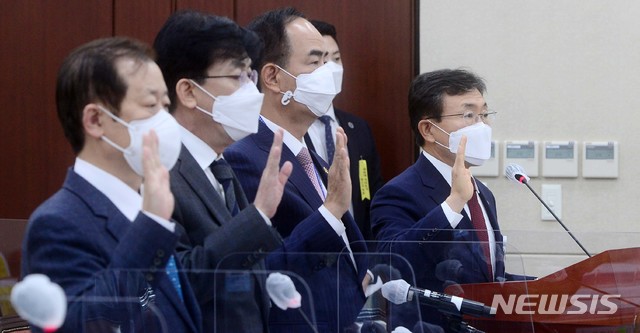 [서울=뉴시스] 김선웅 기자 = 정기현(왼쪽 두번째) 국립중앙의료원장이 15일 서울 여의도 국회에서 열린 보건복지위원회 국정감사에 출석해 증인선서를 하고 있다. (공동취재사진) 2020.10.15.  photo@newsis.com