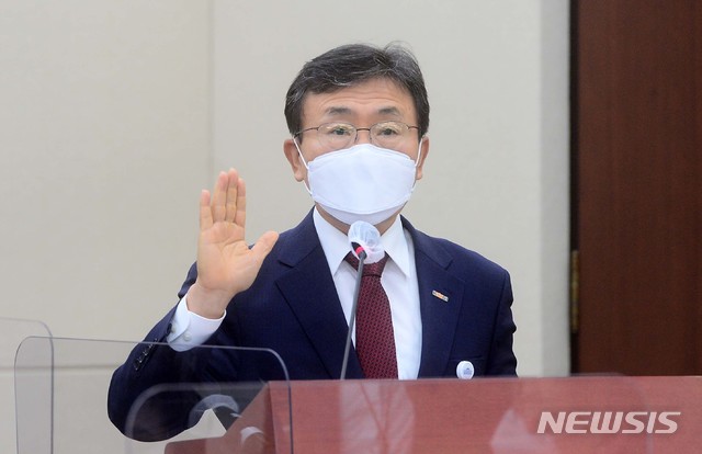 [서울=뉴시스] 김선웅 기자 = 권덕철 한국보건산업진흥원 원장이 15일 서울 여의도 국회에서 열린 보건복지위원회의 한국보건산업진흥원 대한 국정감사에 출석해 증인선서를 하고 있다. (공동취재사진) 2020.10.15.&nbsp; photo@newsis.com