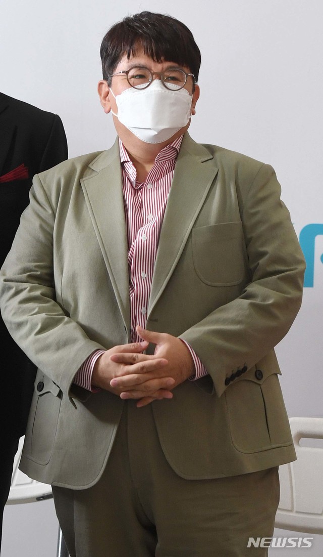 [서울=뉴시스]사진공동취재단 = 방시혁 빅히트 엔터테인먼트 의장이 15일 서울 여의도 한국거래소 1층 로비에서 열릴 빅히트엔터테인먼트 상장기념식에 참석해 있다. 2020.10.15.&nbsp; photo@newsis.com