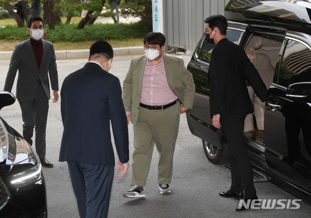 [서울=뉴시스]사진공동취재단 = 방시혁 빅히트 엔터테인먼트 의장이 15일 서울 여의도 한국거래소 1층 로비에서 열릴 빅히트엔터테인먼트 상장기념식에 참석하고 있다. 2020.10.15. photo@newsis.com