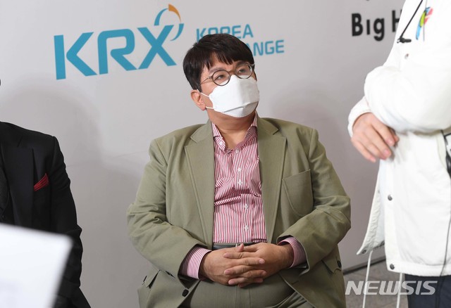[서울=뉴시스]사진공동취재단 = 방시혁 빅히트 엔터테인먼트 의장이 15일 서울 여의도 한국거래소 1층 로비에서 열릴 빅히트엔터테인먼트 상장기념식에 참석해 있다. 2020.10.15. photo@newsis.com
