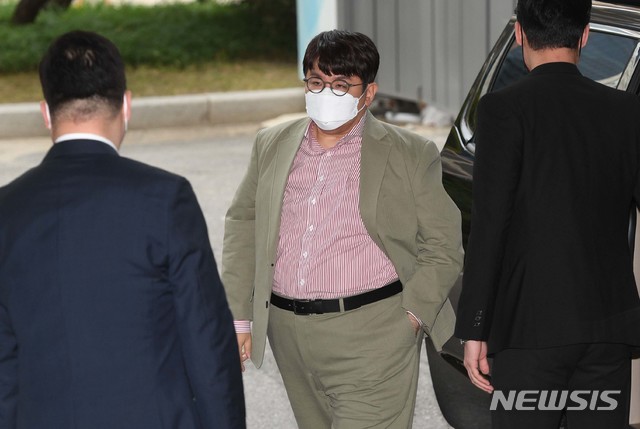 [서울=뉴시스]사진공동취재단 = 방시혁 빅히트 엔터테인먼트 의장이 15일 서울 여의도 한국거래소 1층 로비에서 열릴 빅히트엔터테인먼트 상장기념식에 참석하고 있다. 2020.10.15.&nbsp; photo@newsis.com