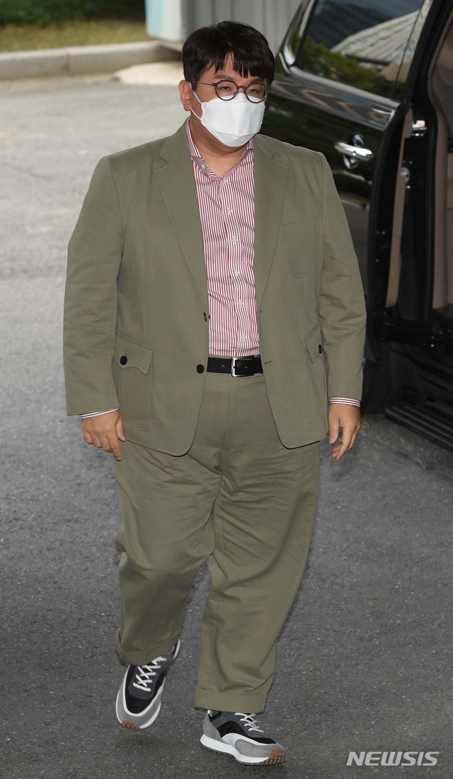 [서울=뉴시스]사진공동취재단 = 방시혁 빅히트 엔터테인먼트 의장이 15일 서울 여의도 한국거래소 1층 로비에서 열릴 빅히트엔터테인먼트 상장기념식에 참석하고 있다. 2020.10.15. photo@newsis.com