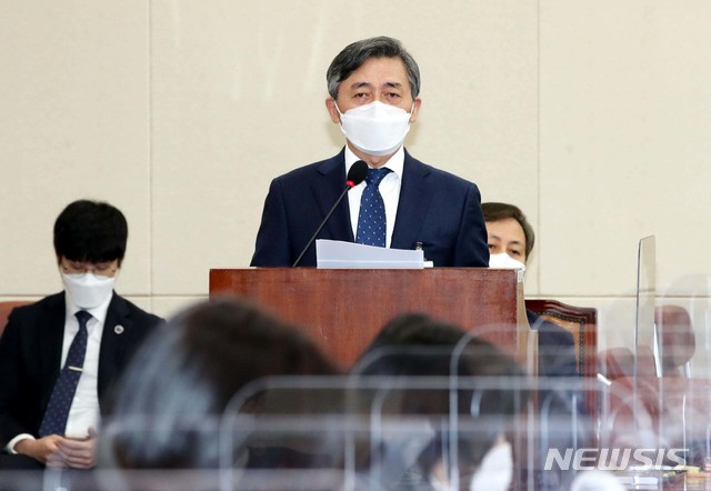 [서울=뉴시스]전진환 기자 = 양승동 한국방송공사 사장이 15일 국회 과학기술정보방송통신위원회 한국방송공사, 한국교육방송공사 국정감사에서 업무보고를 하고 있다. (공동취재사진) 2020.10.15. photo@newsis.com