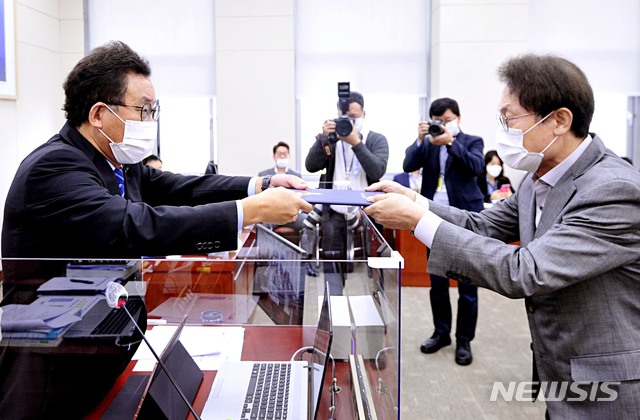 [서울=뉴시스] 전진환 기자 = 조희연 서울시교육감이 15일 오전 서울 여의도 국회에서 열린 교육위원회의 서울·인천·경기 교육청 국정감사에서 유기홍 위원장에게 증인 선서문을 제출하고 있다. (공동취재사진) 2020.10.15. photo@newsis.com