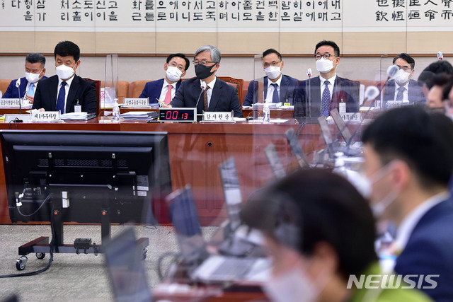 [서울=뉴시스] 전진환 기자 = 최재형 감사원장이 15일 국회에서 열린 법제사법위원회의 감사원에 대한 국정감사에서 의원 질의를 받고 있다. (공동취재사진) 2020.10.15.&nbsp; photo@newsis.com