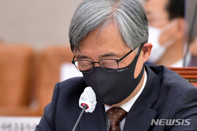 [서울=뉴시스] 전진환 기자 = 최재형 감사원장이 15일 국회에서 열린 법제사법위원회의 감사원에 대한 국정감사에서 눈을 감고 생각에 잠겨있다. (공동취재사진) 2020.10.15.&nbsp; photo@newsis.com