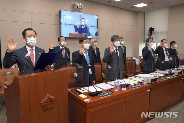 [서울=뉴시스] 전진환 기자 = 김종갑 한국전력공사 사장를 비롯한 피감기관 관계자들이 15일 오전 서울 여의도 국회에서 열린 산업통상자원중소벤처기업위원회의 한국전력공사, 한국수력원자력, 한국남동발전 등에 대한 국정감사에 출석해 증인 선서를 하고 있다. 왼쪽부터 김종갑 한국전력공사 사장, 정상봉 한전원자력연료 사장, 조영탁 한국전력거래소 이사장, 정재훈 한국수력원자력 사장, 이배수 한국전력기술 사장, 차성수 한국원자력환경공단 이사장. (공동취재사진) 2020.10.15.  photo@newsis.com