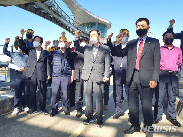 [나주=뉴시스]이창우 기자= 15일 오전 전남 나주 영산강 죽산보를 방문한 이재오 4대강 국민연합대표가 지역민들로 구성된 '영산강 죽산보 철거반대 투쟁위원회' 회원들과 함께 죽산보 공도교 위에서 철거 반대 구호를 외치고 있다. 2020.10.15l cw@newsis.com