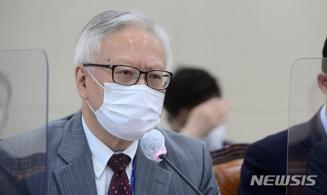 [서울=뉴시스] 김선웅 기자 = 이윤성 한국보건의료인국가시험원(국시원) 원장이 15일 서울 여의도 국회에서 열린 보건복지위원회의 한국보건산업진흥원 대한 국정감사에 출석해 의원들의 질의에 답변하고 있다. (공동취재사진) 2020.10.15.  photo@newsis.com