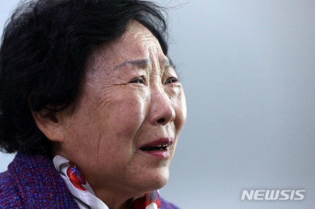 [서울=뉴시스]홍효식 기자 = 44년 전 실종돼 미국으로 입양된 가족을 찾은 이응순(어머니)씨가 15일 오전 서울 동대문구 경찰청 실종자 가족 지원센터에서 윤상애(미국명 데니스 맥카티)씨와 화상통화를 하고 있다. (공동취재사진) 2020.10.18. photo@newsis.com