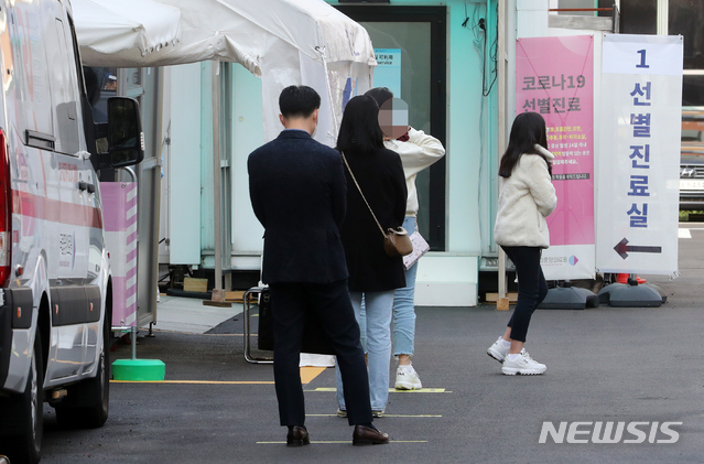 [서울=뉴시스]배훈식 기자 = 신종 코로나바이러스 감염증(코로나19) 신규 확진자가 100명대로 다시 늘어난 15일 오후 서울 중구 국립중앙의료원 선별 진료소에서 검사를 원하는 시민들이 줄을 서 있다. 2020.10.15.&nbsp; dahora83@newsis.com