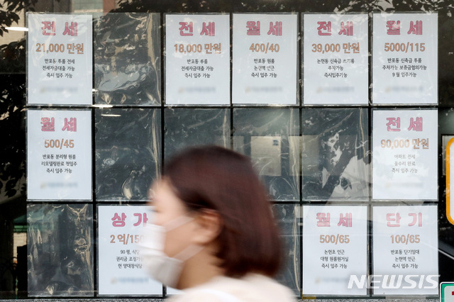 [서울=뉴시스]김병문 기자 = 서울 한 공인중개사 사무실 매물란이 비어 있다. 2020.10.15. dadazon@newsis.com