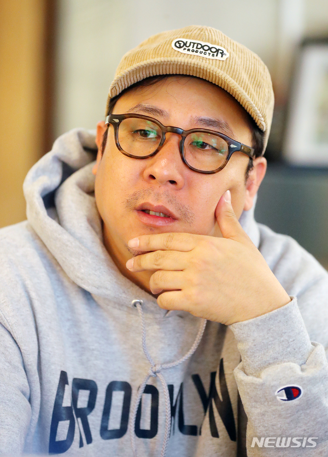 [서울=뉴시스]배훈식 기자 = 뮤지컬 '블러디 사일런스 : 류진 더 뱀파이어 헌터' 이대웅 연출가가 15일 오후 서울 종로구의 한 카페에서 뉴시스와 인터뷰하고 있다. 2020.10.23. dahora83@newsis.com