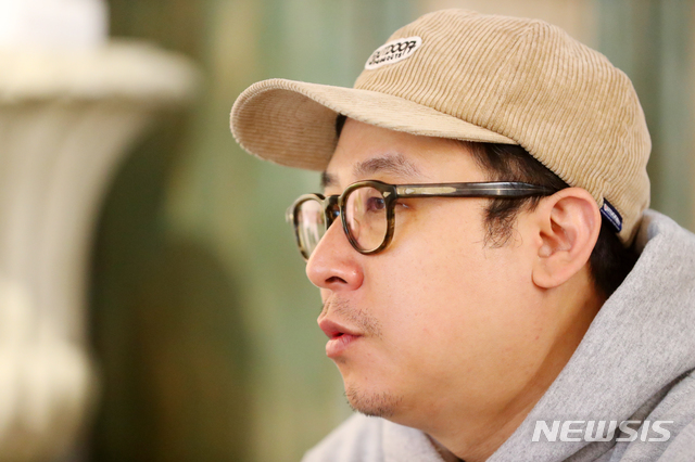 [서울=뉴시스]배훈식 기자 = 뮤지컬 '블러디 사일런스 : 류진 더 뱀파이어 헌터' 이대웅 연출가가 15일 오후 서울 종로구의 한 카페에서 뉴시스와 인터뷰하고 있다. 2020.10.23. dahora83@newsis.com