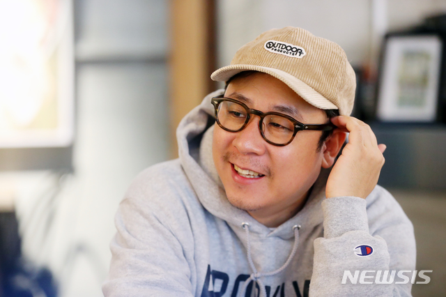 [서울=뉴시스]배훈식 기자 = 뮤지컬 '블러디 사일런스 : 류진 더 뱀파이어 헌터' 이대웅 연출가가 15일 오후 서울 종로구의 한 카페에서 뉴시스와 인터뷰하고 있다. 2020.10.23. dahora83@newsis.com