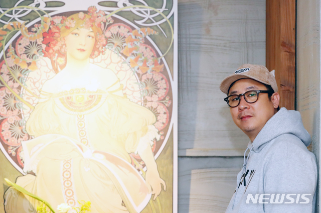 [서울=뉴시스]배훈식 기자 = 뮤지컬 '블러디 사일런스 : 류진 더 뱀파이어 헌터' 이대웅 연출가가 15일 오후 서울 종로구의 한 카페에서 뉴시스와 인터뷰 전 포즈를 취하고 있다. 2020.10.23. dahora83@newsis.com