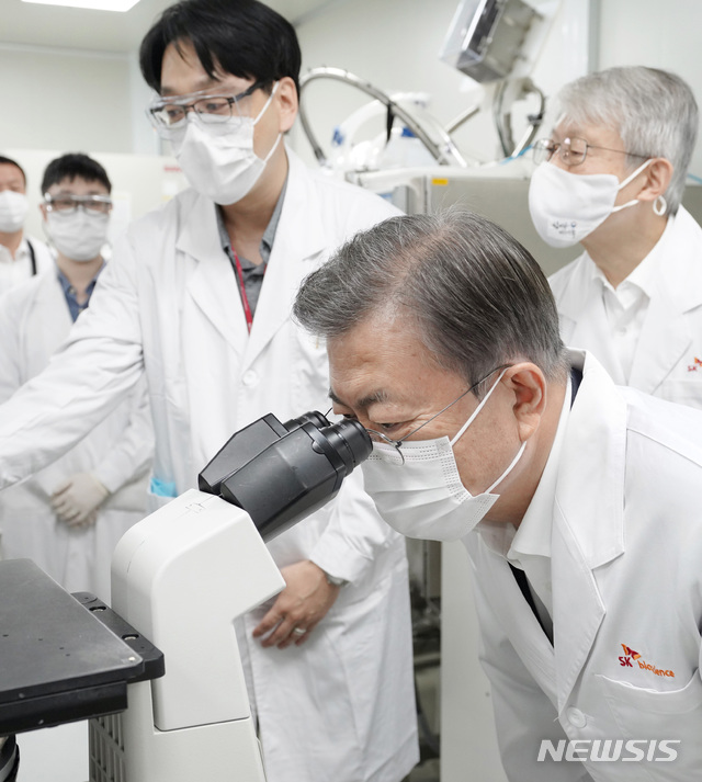 [성남=뉴시스]추상철 기자 = 문재인 대통령이 15일 오후 코로나19 백신 개발 기업 현장방문의 일환으로 경기 성남 소재의 SK바이오사이언스를 방문, 연구실에서 이건세 SK바이오사이언스 연구팀장으로부터 세포배양에 대한 설명을 듣고 있다. 2020.10.15.&nbsp; scchoo@newsis.com 