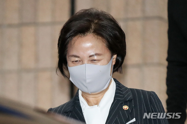 [과천=뉴시스]김병문 기자 = 추미애 법무부 장관이 15일 오후 경기 과천 법무부 청사에서 업무를 마친 후 퇴근하고 있다. 2020.10.15.&nbsp; dadazon@newsis.com