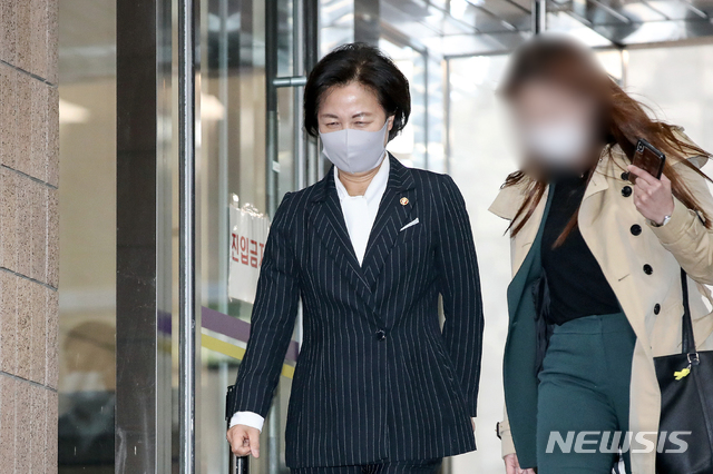 [과천=뉴시스]김병문 기자 = 추미애 법무부 장관이 15일 오후 경기 과천 법무부 청사에서 업무를 마친 후 퇴근하고 있다. 2020.10.15.&nbsp; dadazon@newsis.com 
