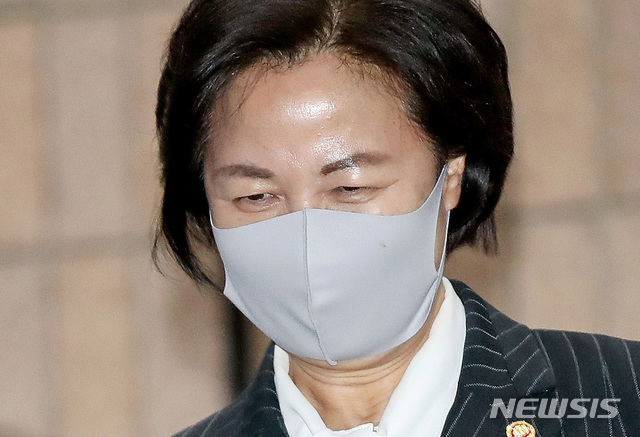 [과천=뉴시스]김병문 기자 = 추미애 법무부 장관이 15일 오후 경기 과천 법무부 청사에서 업무를 마친 후 퇴근하고 있다. 2020.10.15.&nbsp; dadazon@newsis.com 